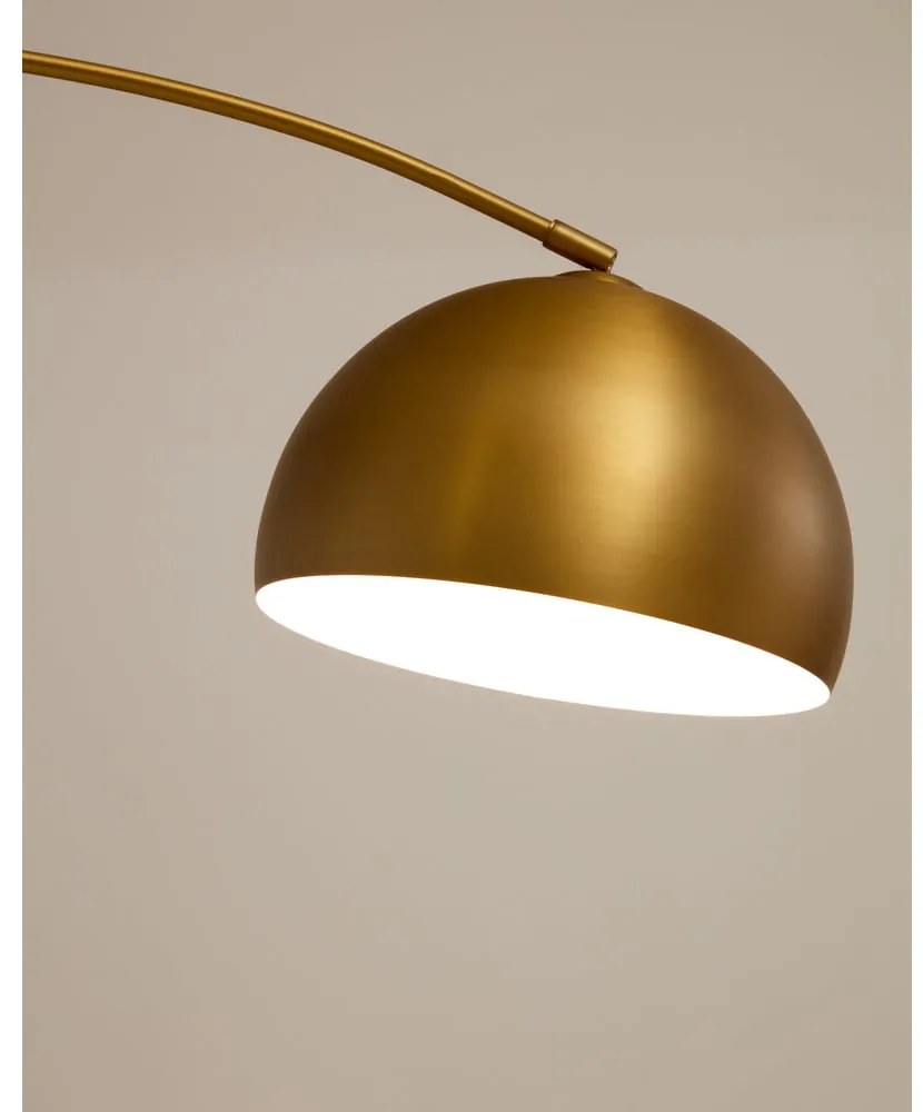 Lampa stojąca w kolorze złota z metalowym kloszem (wys. 185 cm) Madali – Kave Home