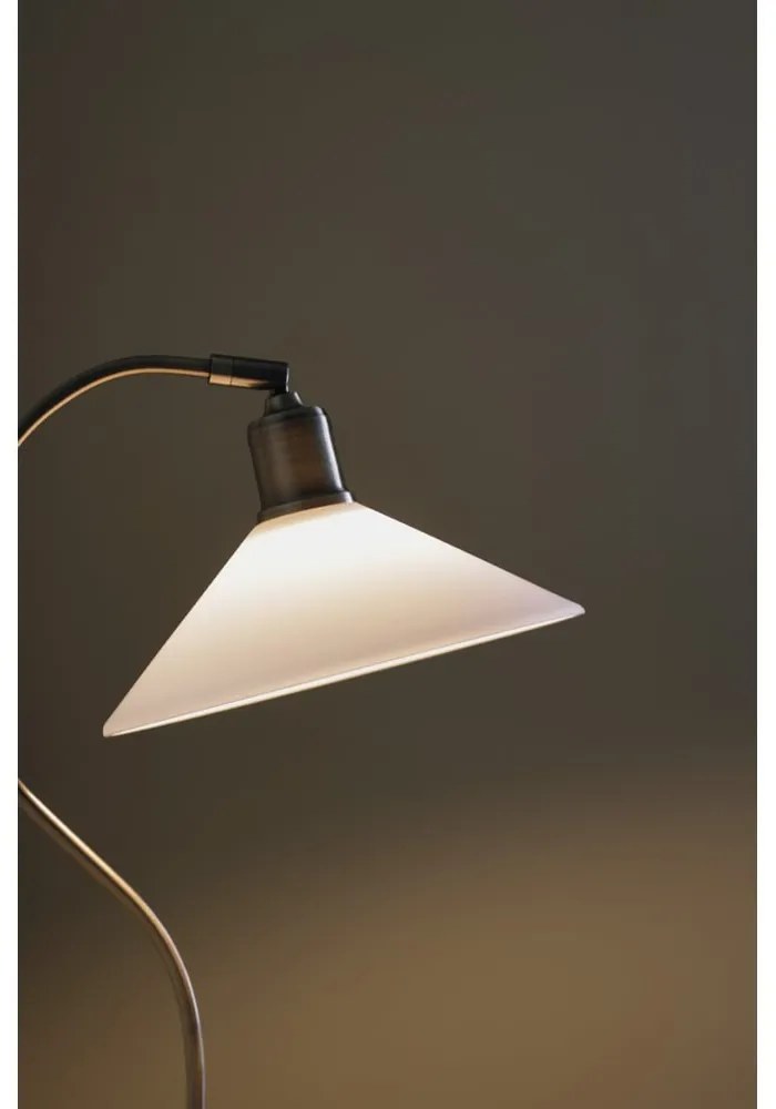Lampa stołowa w kolorze mosiądzu z białym szklanym kloszem (wysokość 49 cm) Vela – Markslöjd
