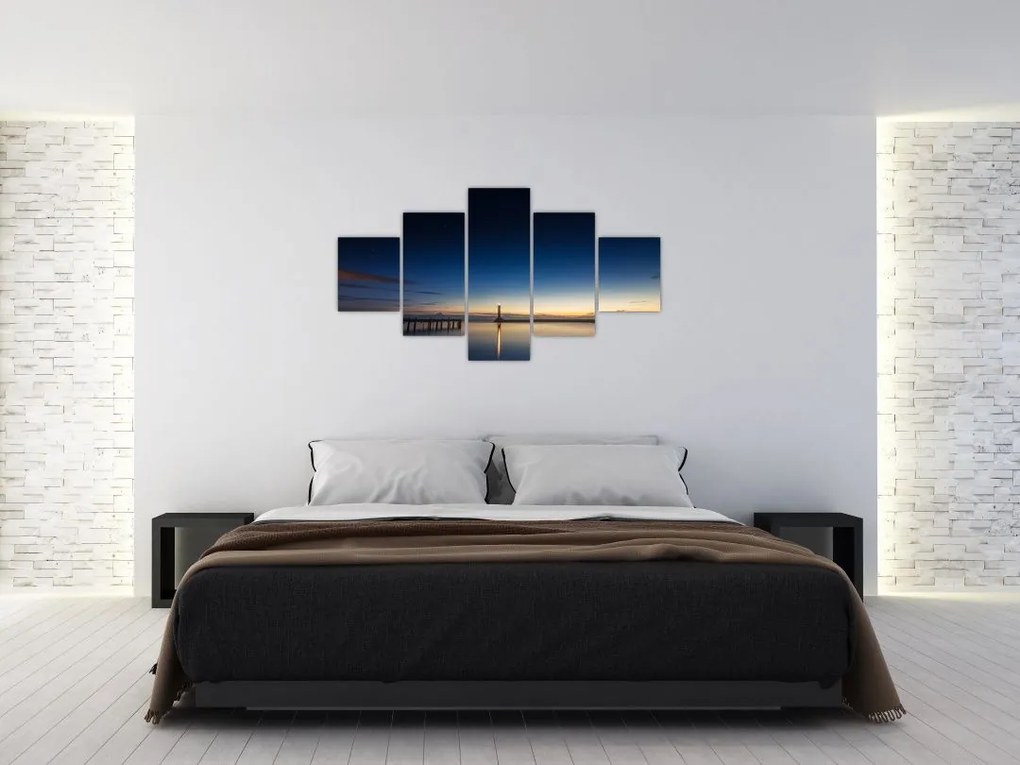 Obraz latarni morskiej w oddali (125x70 cm)