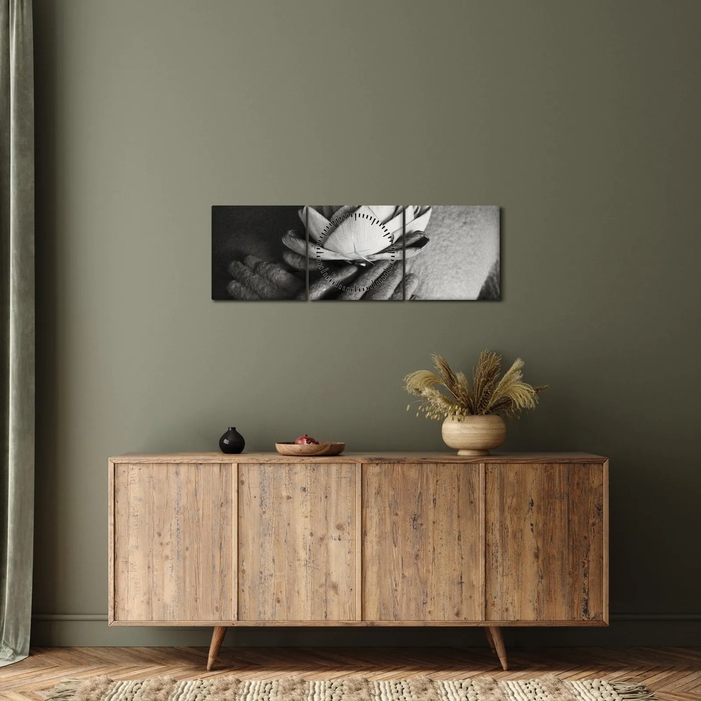 Obraz - Lotos w rękach Buddy (z zegarem) (90x30 cm)