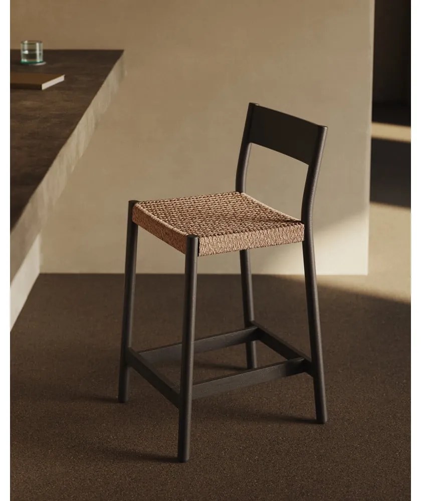 Czarny hoker z litego drewna dębowego (wysokość siedziska 65 cm) Yalia – Kave Home