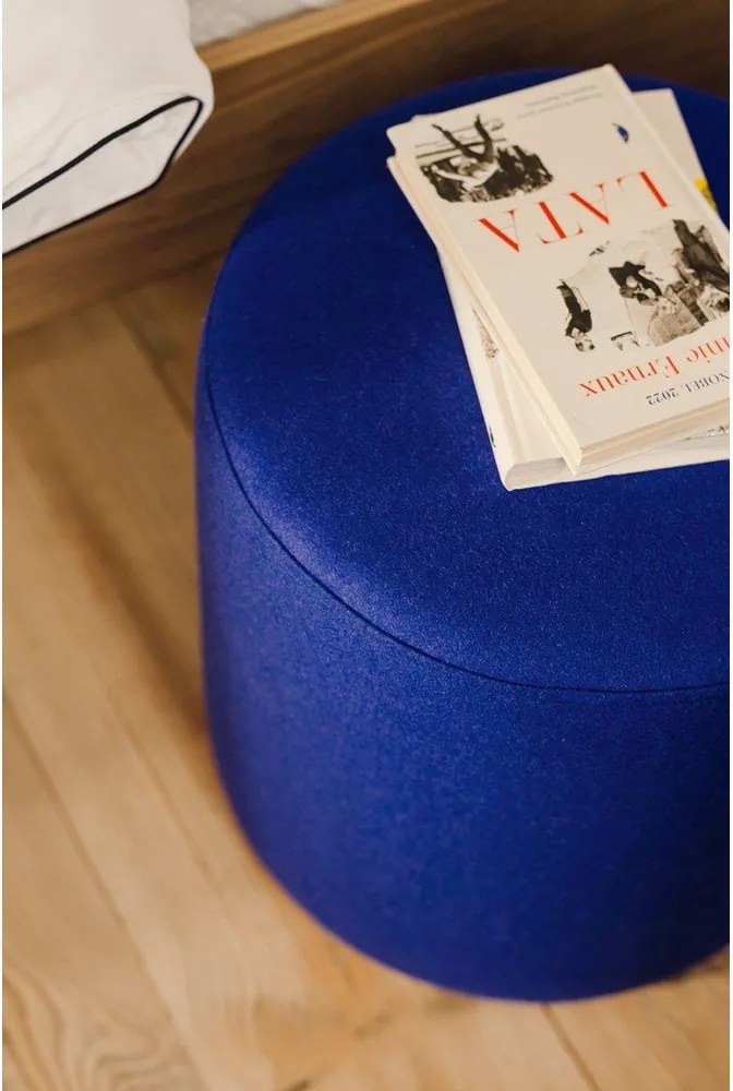 Niebieski wełniany puf Folk – noo.ma