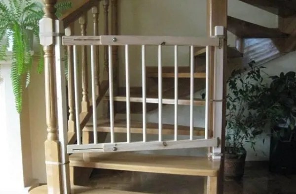 Bezpieczna barierka dziecięca, regulowana - różne rozmiary Szerokość barierki: 72-122 cm, Wysokość barierki: 82 cm