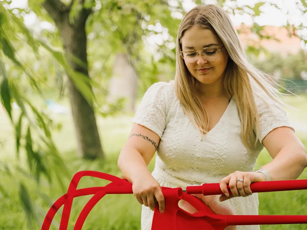 Zestaw 4 czerwonych plastikowych krzeseł KATO