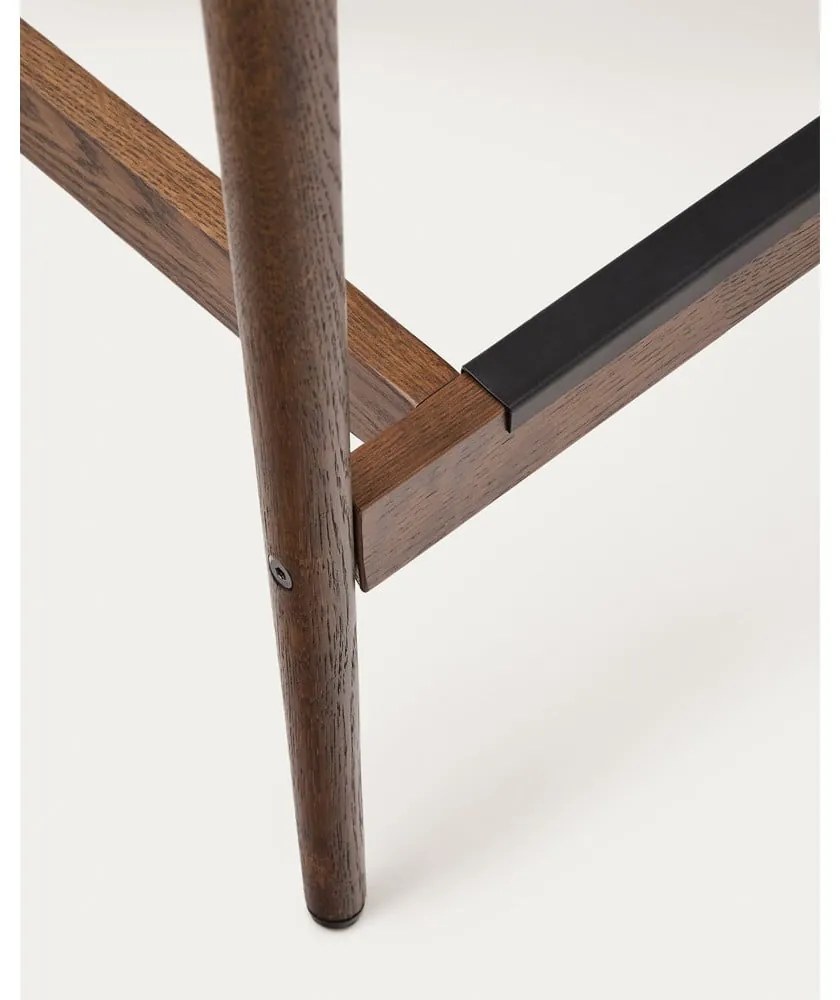 Brązowy/w naturalnym kolorze hoker z litego drewna dębowego (wysokość siedziska 70 cm) Analy – Kave Home