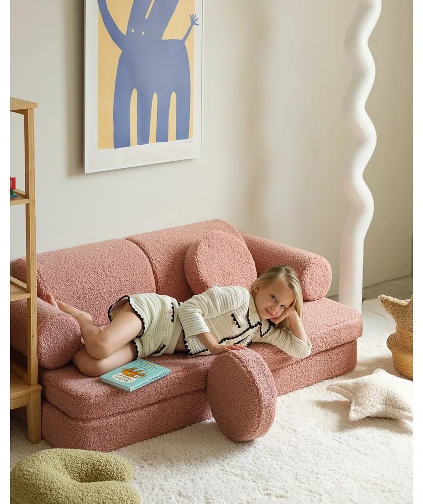 Różowa sofa dla dzieci z materiału bouclé 132 cm Settee – Wigiwama