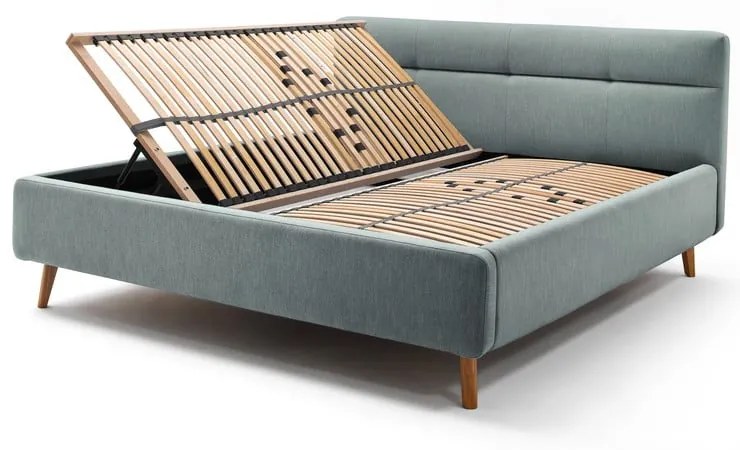 Jasnoniebieske tapicerowane łóżko dwuosobowe ze schowkiem i stelażem 160x200 cm Lotte – Meise Möbel