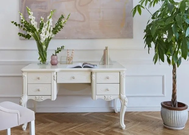 Biurko glamour z szufladami Paris, wymiary 140x80x78 cm, kolor ecru. Biurko z 5 szufladami, ozdobione frezami i dekorami. Francuski styl, kolekcja La Perle.