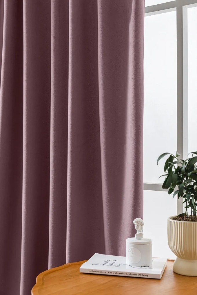 Jasnofioletowa zaciemniająca zasłona VELVET 140x250 cm Zawieszanie: Taśma z wiązaniami