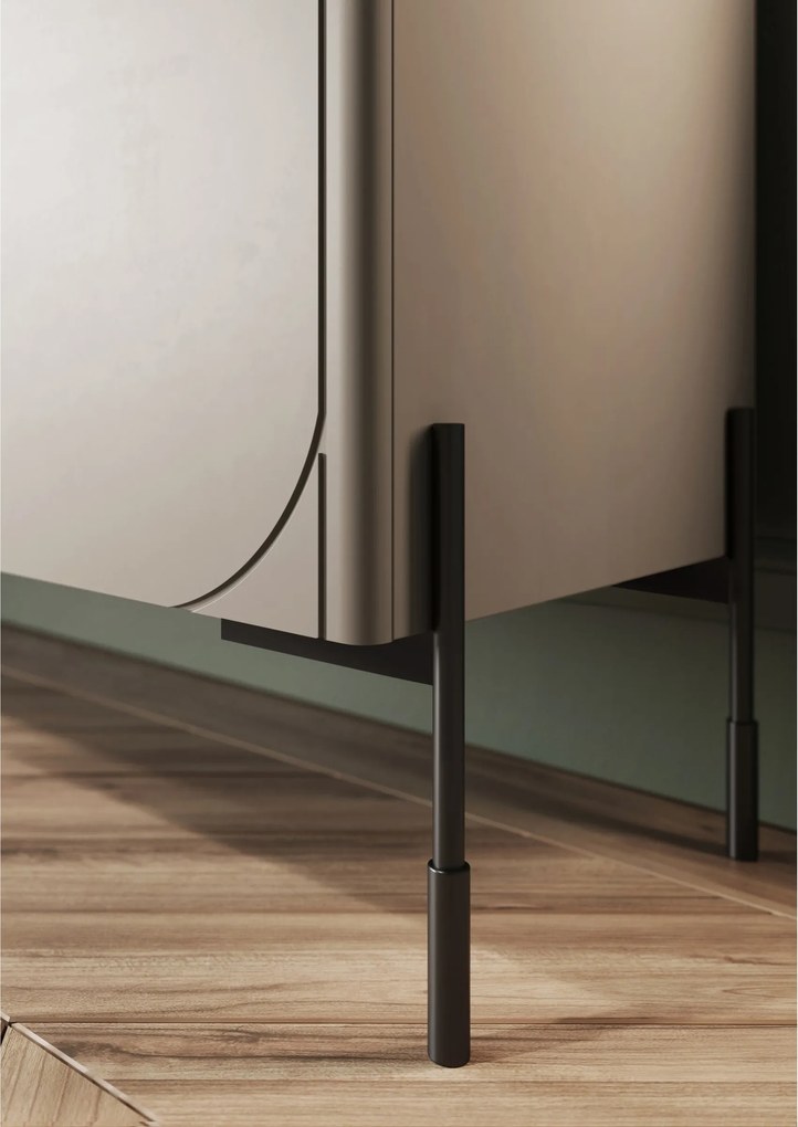 Komoda Sonatia 150 cm trzydrzwiowa - kaszmir / nogi czarne