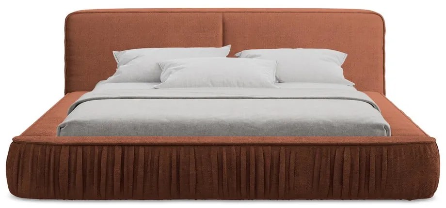 Tapicerowane łóżko dwuosobowe w kolorze terakoty ze schowkiem i stelażem 140x200 cm Keoni – Makamii