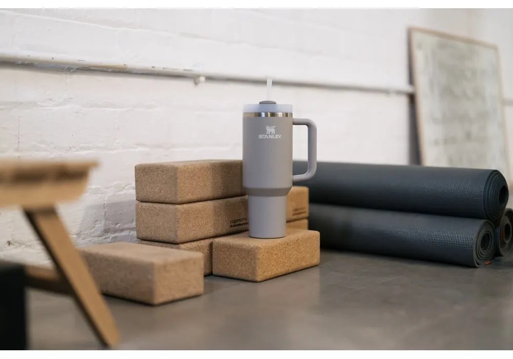 Jasnoszary termos ze stali nierdzewnej ze słomką 890 ml Quencher H2.O FlowState™ Tumbler Ash – Stanley