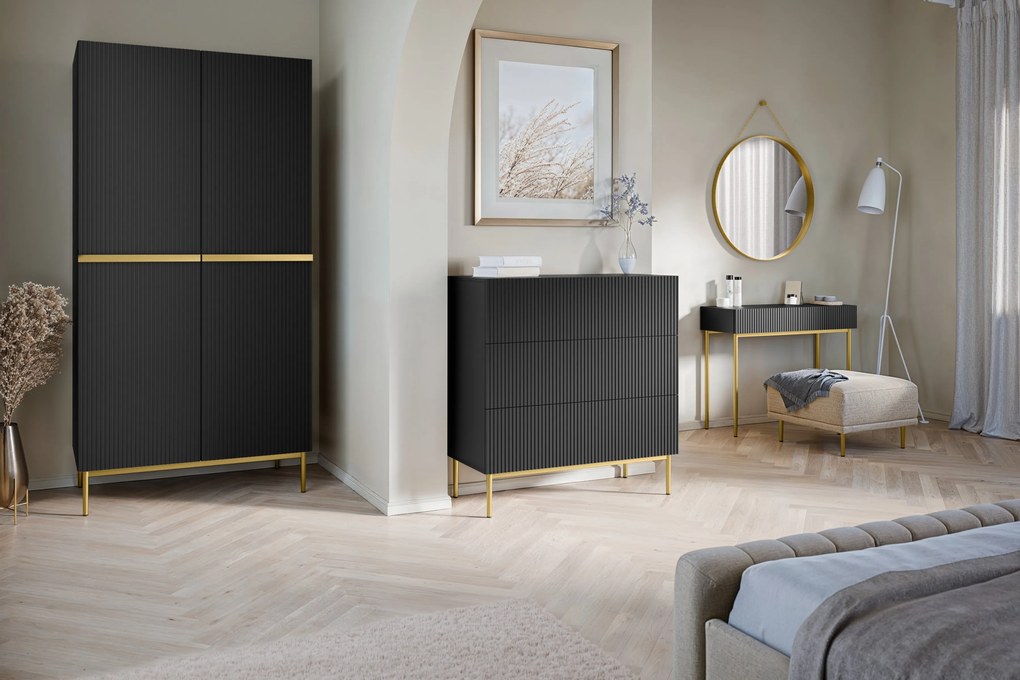 Komoda Nicole 100 cm z szufladami z ryflowanym frontem - czarny mat / złote nóżki