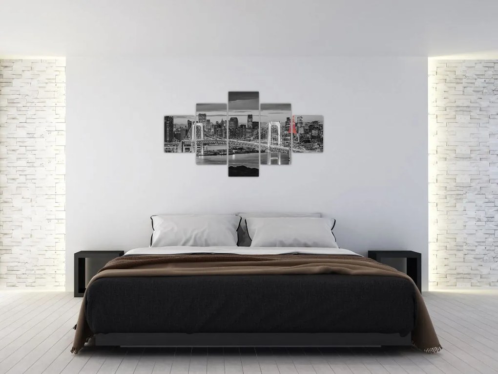Obraz - Duże miasto z czerwoną wieżą (125x70 cm)