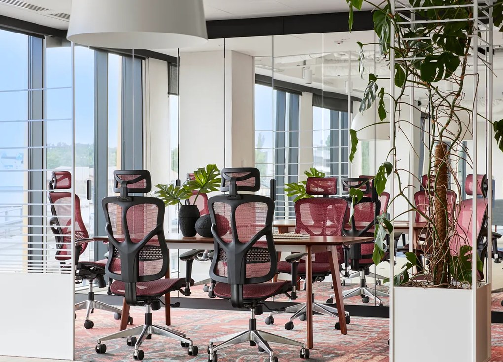 Wygodny fotel biurowy ergonomiczny Ergo 500. Fotel tapicerowany przewiewną siatką Mesh, 5 kolorów do wyboru. Fotel ma regulowane oparcie, podłokietniki. wysokość zagłówka. Nowoczesne meble biurowe.