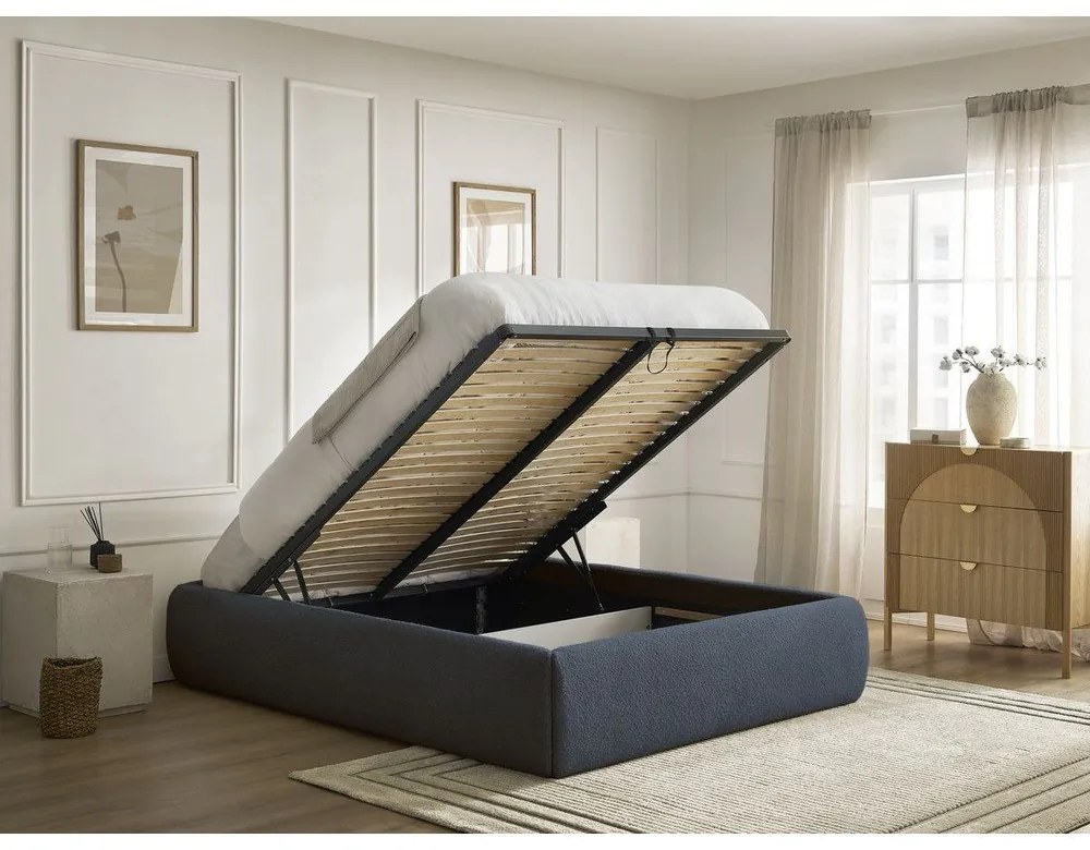 Ciemnoniebieskie tapicerowane łóżko dwuosobowe bez zagłówka ze schowkiem i stelażem 180x200 cm Inera – Bobochic Paris