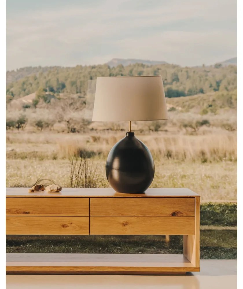 Czarno-biała lampa stołowa z tekstylnym kloszem (wysokość 72 cm) Foixa – Kave Home