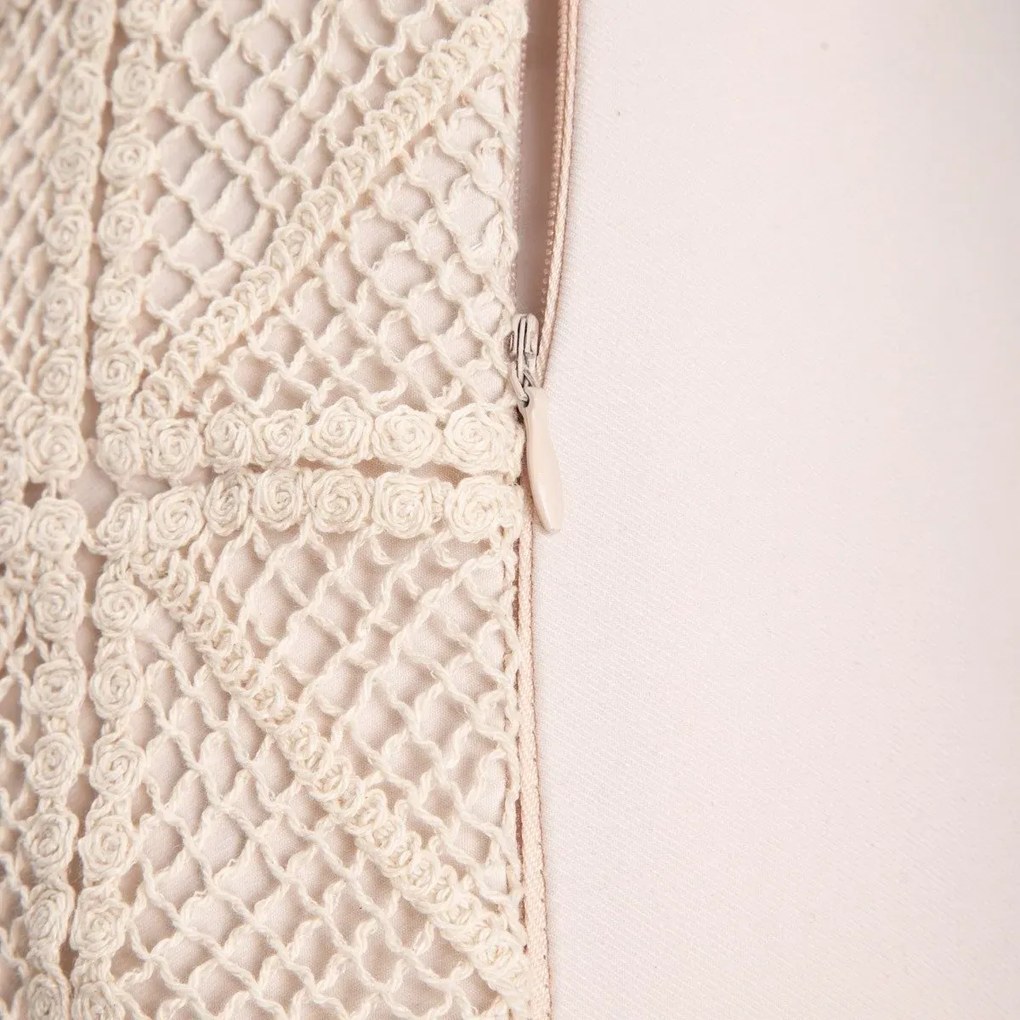 Poszewka dekoracyjna CROCHET ecru z szydełkowym wzorem 45x45 cm HOMLA