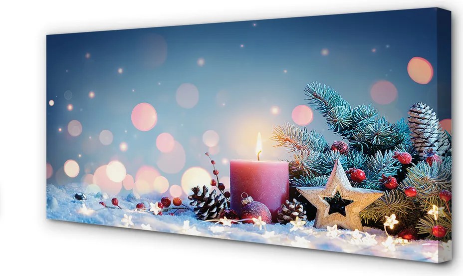 Obraz drukowany na płótnie Świeca i Śnieg w Świątecznej Scenerii