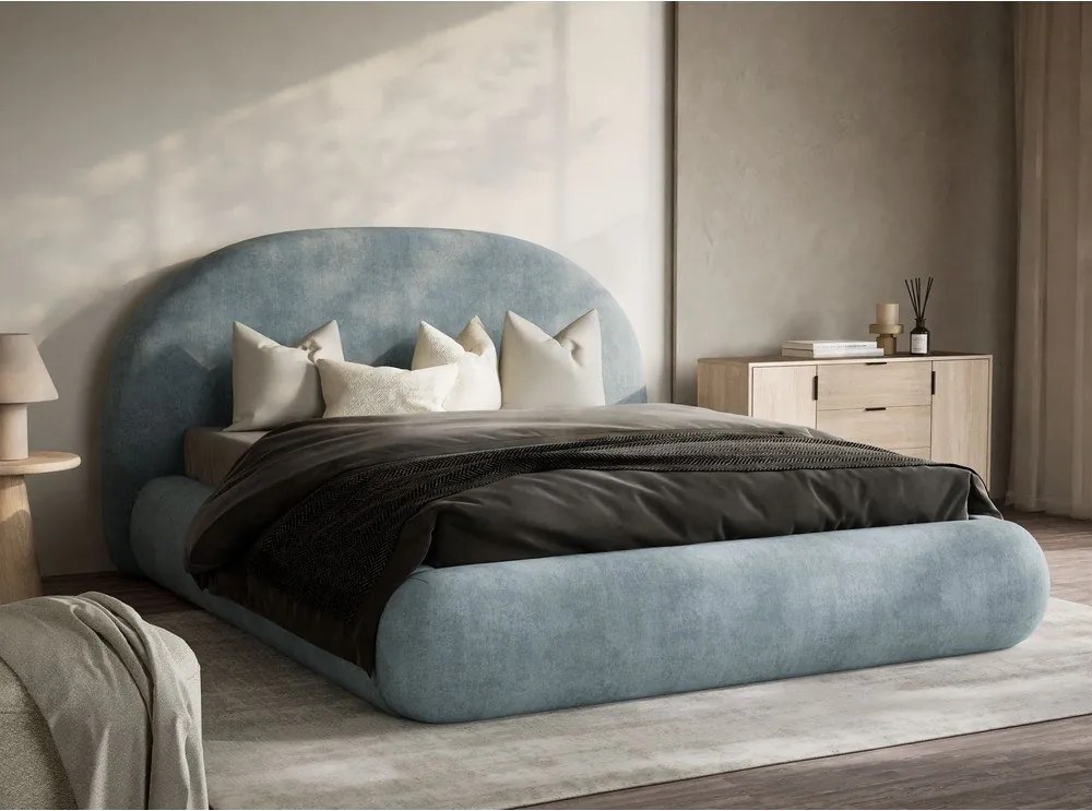 Jasnoniebieskie tapicerowane łóżko dwuosobowe ze schowkiem ze stelażem 180x200 cm Maumere – Maison de Rêve