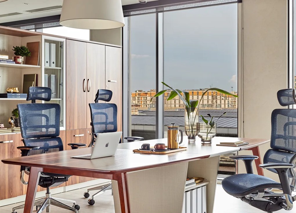 Wysokiej klasy fotel biurowy ergonomiczny ERGO 800-M, tapicerowany tkaniną mesh o jodełkowym splocie, kolory czarny, granatowy, szary. Fotel jest wyposażony w nowoczesne funkcje.