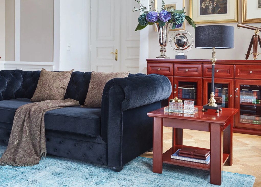 Elegancka rozkładana sofa Chesterfield z funkcją spania, dostępna w kolorze czarnym, granatowym i butelkowozielonym. Komfortowy materac, hydrofobowa aksamitna tkanina i ponadczasowy pikowany design – idealny wybór do biura lub domu.