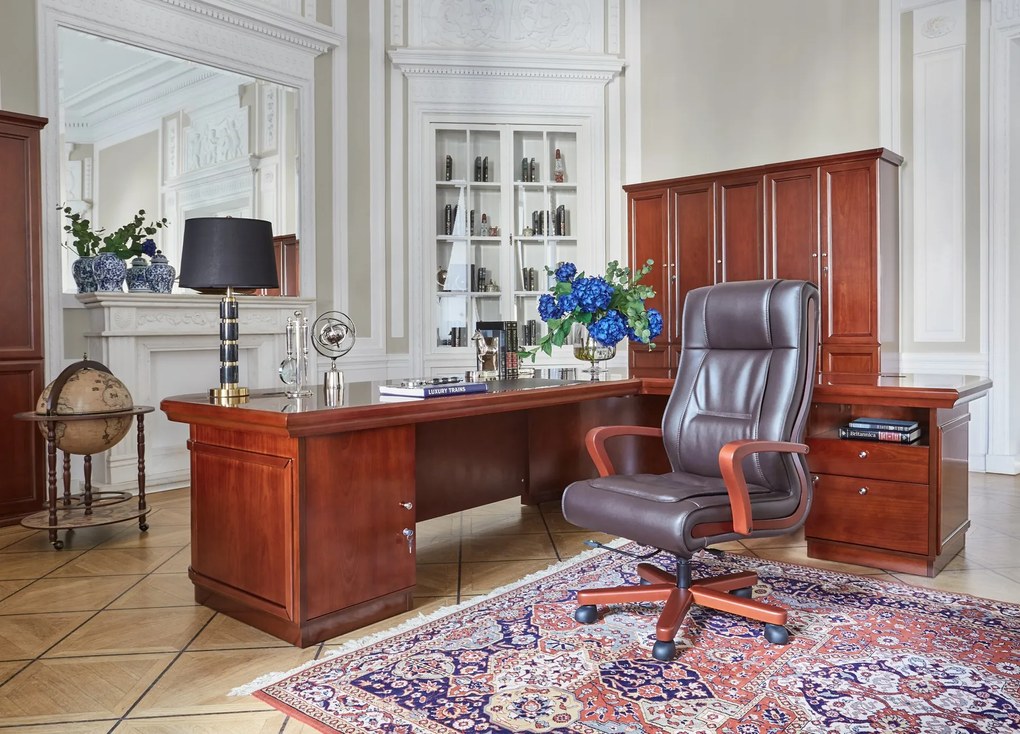 Klasyczny skórzany fotel do biura wygodny ze skóry naturalnej Ambassador. Podłokietniki i rama z drewna, skórzana tapicerka dostępna w kolorach czarnym, brązowym i kremowym. Meble klasyczne gabinetowe.