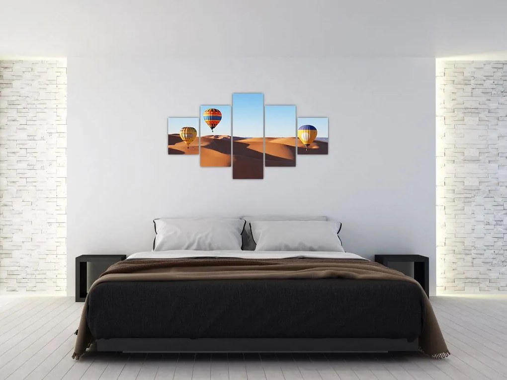 Obraz - latające balony na pustyni (125x70 cm)