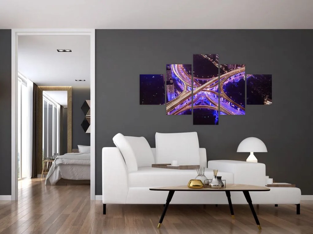 Obraz dużego skrzyżowania w nocy (125x70 cm)