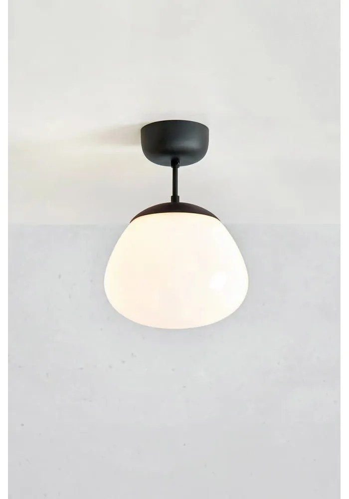 Czarno-biała lampa sufitowa ze szklanym kloszem ø 25 cm Rise – Markslöjd