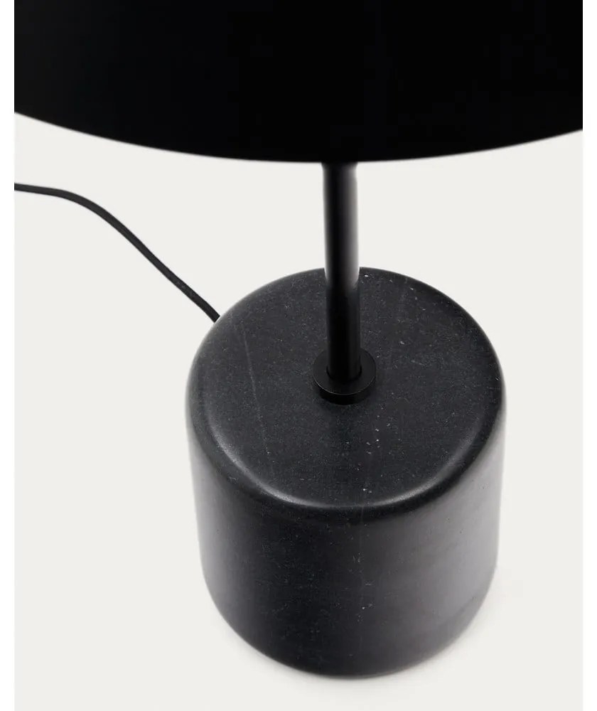Czarna marmurowa lampa stołowa z metalowym kloszem (wysokość 58 cm) Sayra – Kave Home
