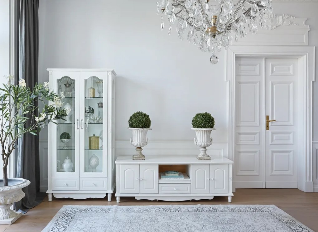 Stylowa biała szafka pod telewizor Sybilla 180x58x62 cm. Komoda rtv z podwójnymi drzwiami, półką i szufladą, delikatne zdobienia. Angielski styl, białe meble.