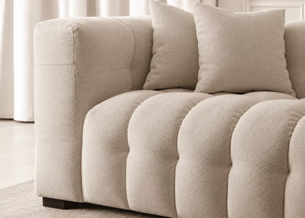 Kanapa dwuosobowa Droma kremowa – stylowa sofa z bawełnianym wypełnieniem