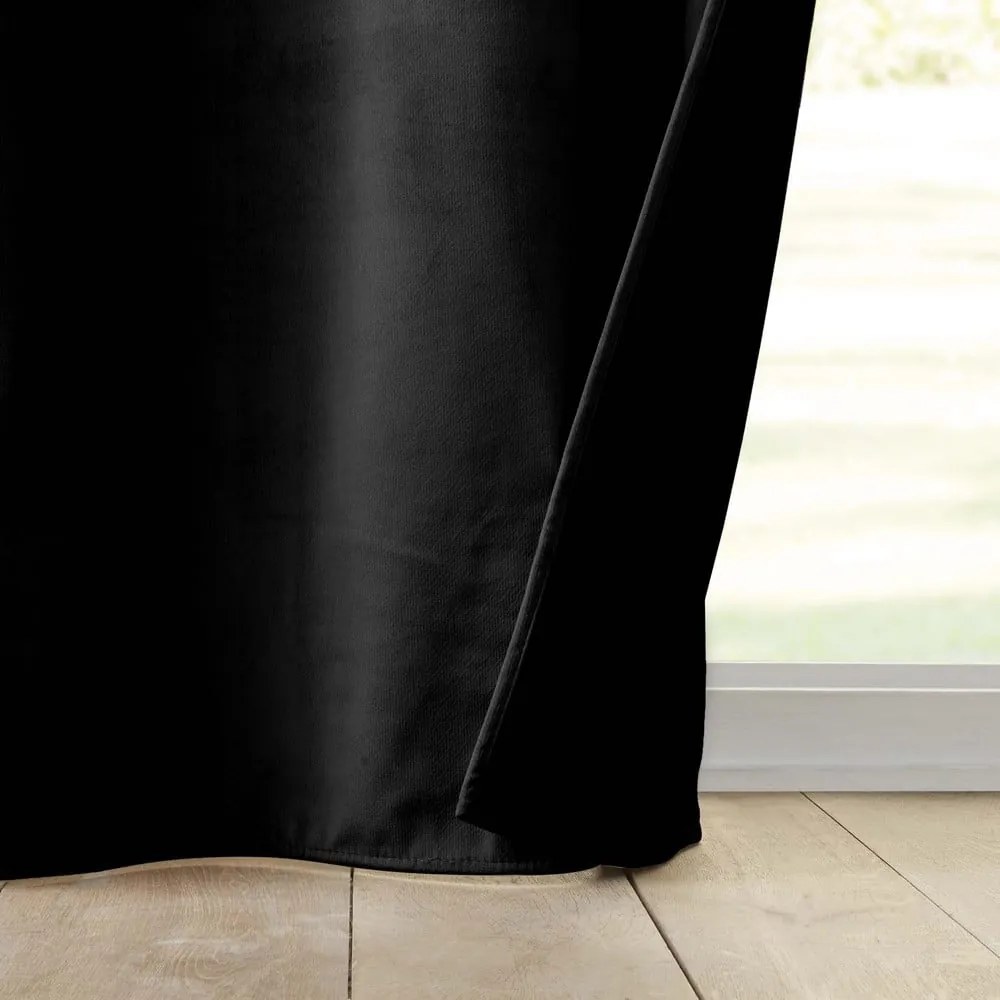 Czarna aksamitna zasłona termiczna 140x260 cm Polarchic – douceur d'intérieur