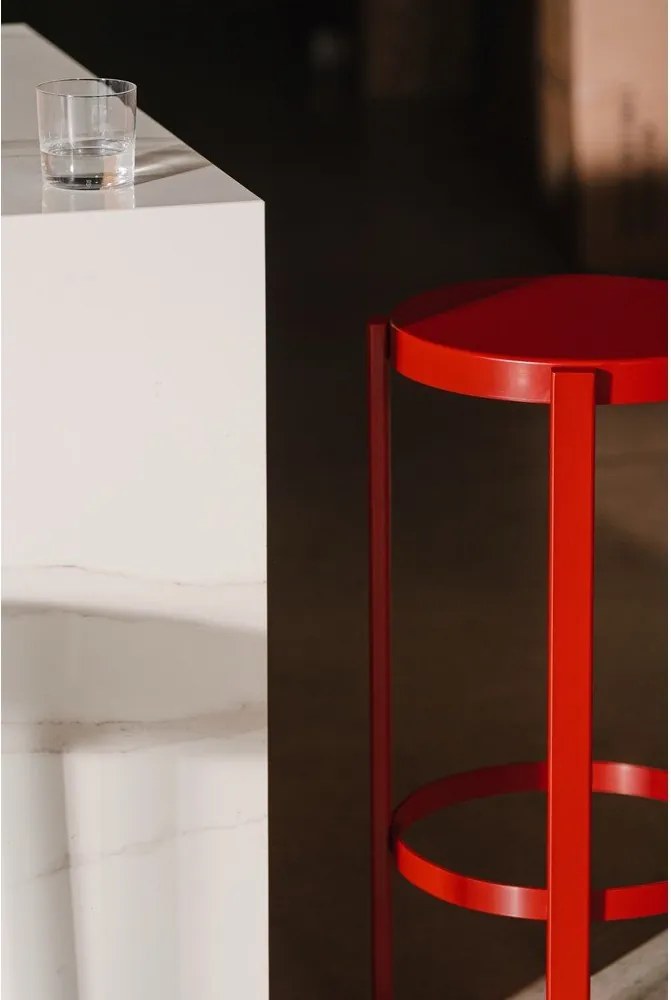 Czerwony stalowy hoker (wysokość siedziska 75 cm) Doon – noo.ma