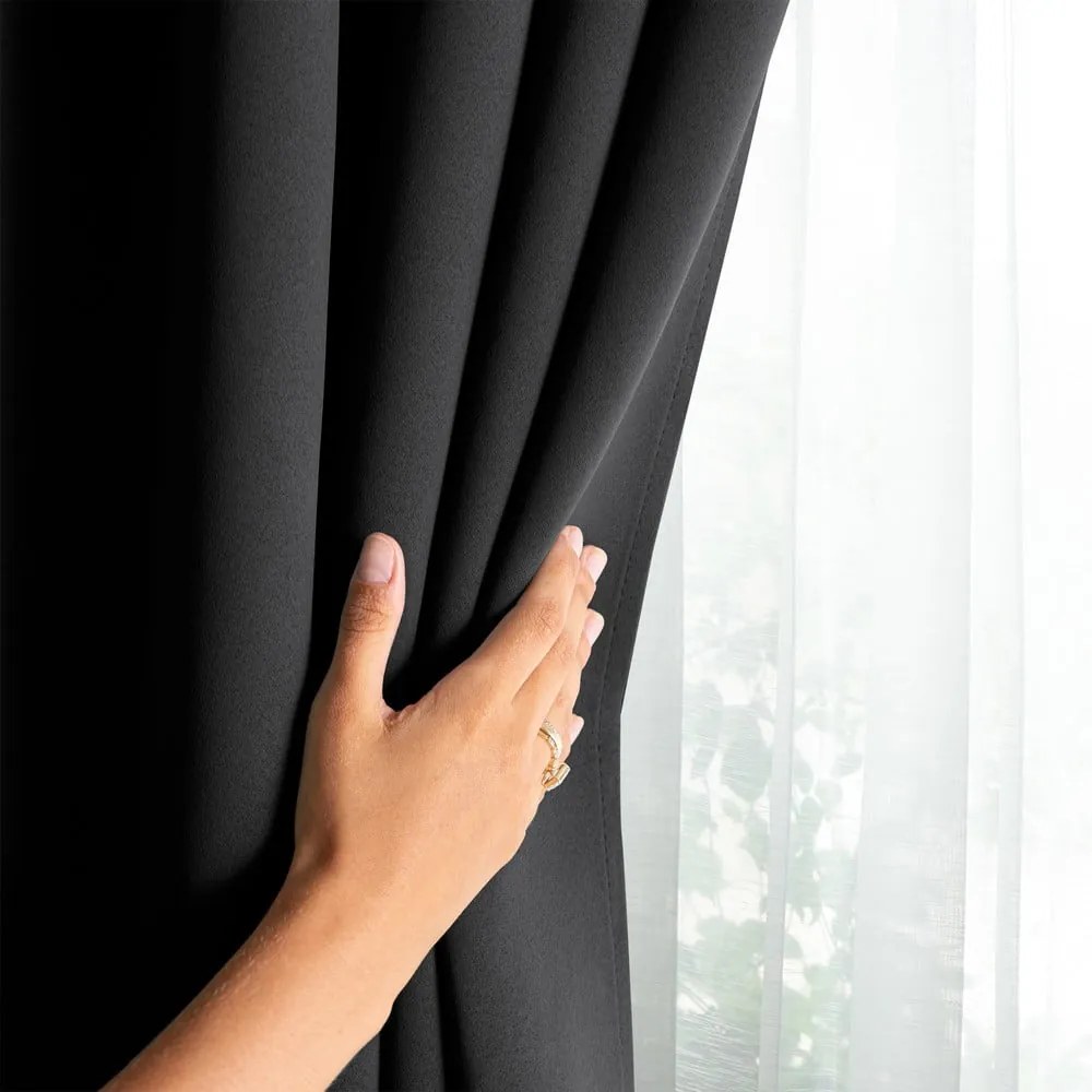 Czarna zasłona zaciemniająca 140x245 cm Eyelets – Restilo