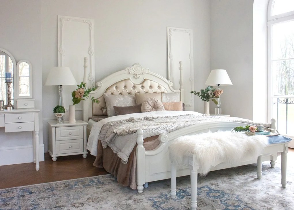 Łóżko sypialniane 180x200 cm z kryształkami Arabella. Tapicerowany, pikowany zagłówek w kolorze szampana, w rogach łóżka tralki. Kolekcja mebli Victoria.