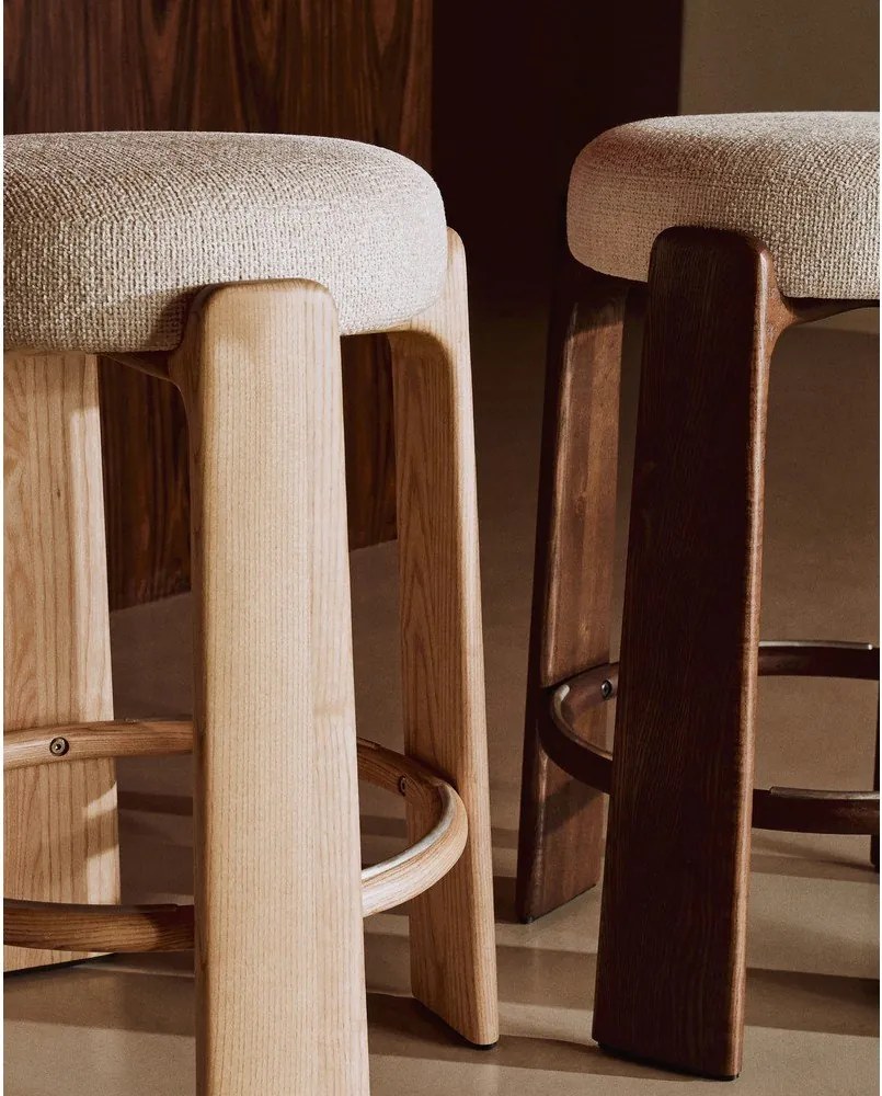 Beżowo-naturalny kolorze hoker z litego drewna jesionowego (wysokość siedziska 65 cm) Granite – Kave Home