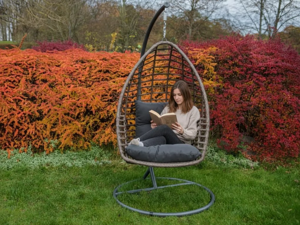 Fotel wiszący z brązowego technorattanu PIATTO