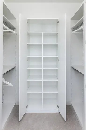 Biały korpus szafy z półkami 100 cm N5-N79