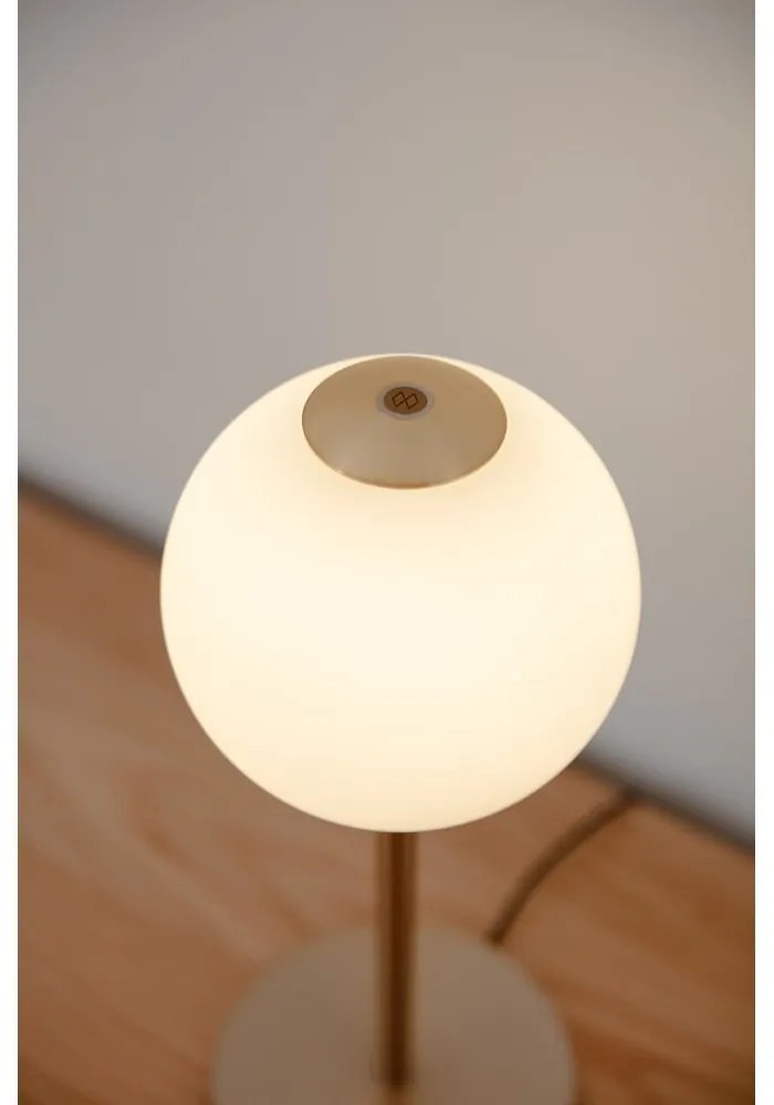Metalowa lampa stołowa LED w kolorze mosiądzu ze ściemniaczem i szklanym kloszem (wysokość 37 cm) Audrey Table – UMAGE