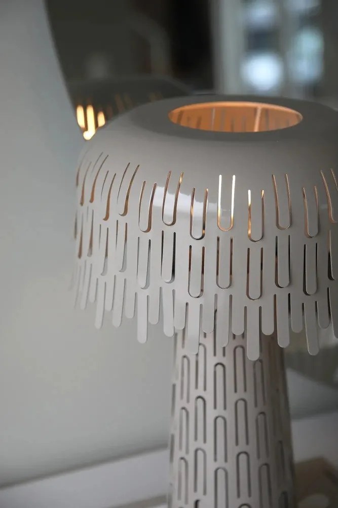 Szarobeżowa lampa stołowa z metalowym kloszem (wysokość 38 cm) Verbera – Markslöjd