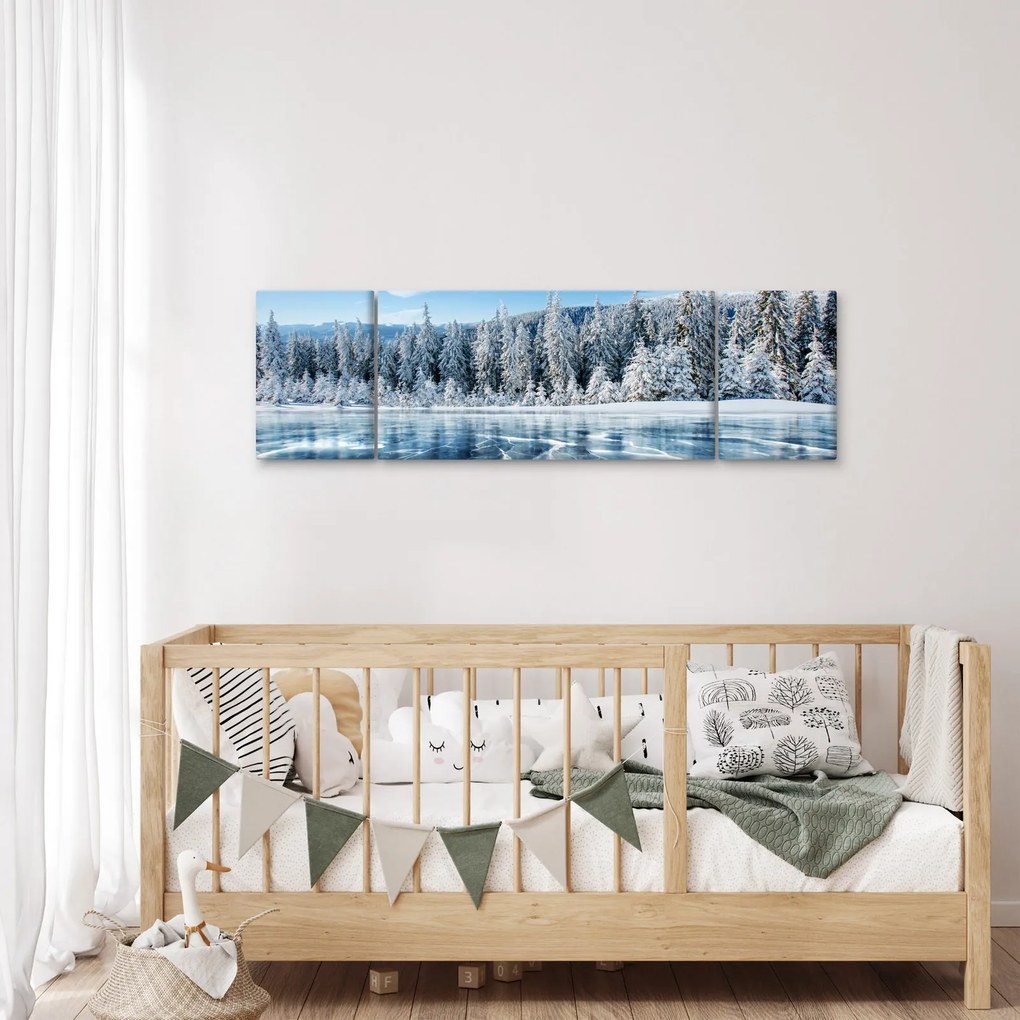 Obraz zamarzniętego jeziora i pokrytych śniegiem drzew (170x50 cm)