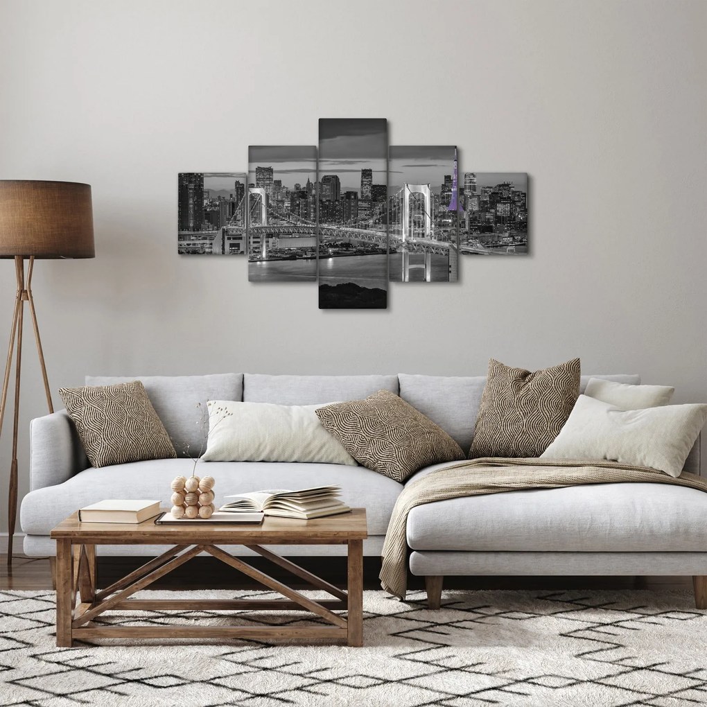 Obraz - Duże miasto z fioletową wieżą (125x70 cm)