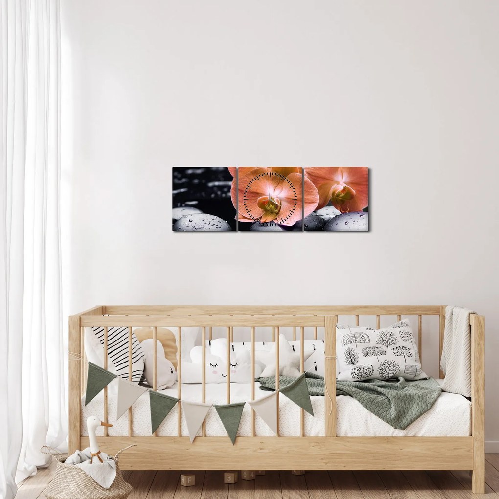 Obraz - Pomarańczowa orchidea z liśćmi palmy (z zegarem) (90x30 cm)