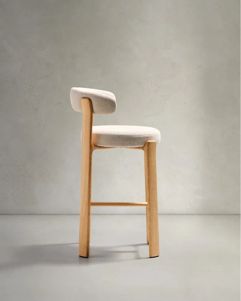 Beżowy/w jasnym naturalnym kolorze hoker z litego drewna jesionowego (wysokość siedziska 75 cm) Granite – Kave Home