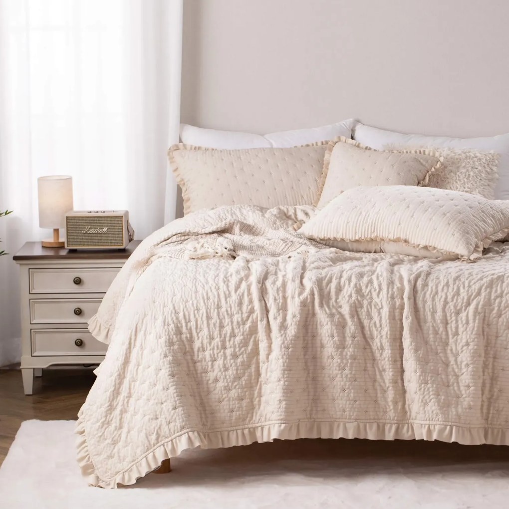 Beżowa, pikowana narzuta na łóżko z falbanką Amour