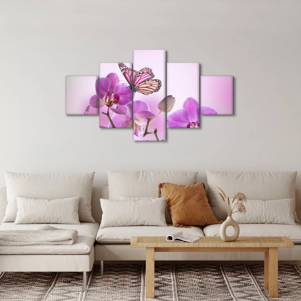 Obraz - Motyl na kwiatach orchidei, liliowy (125x70 cm)