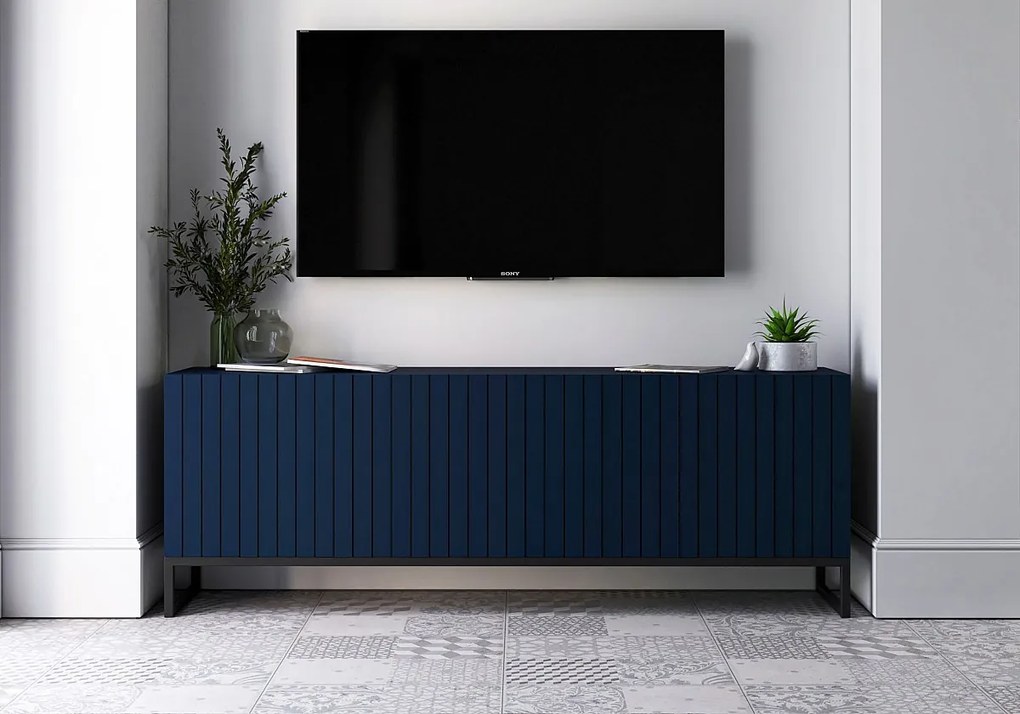 Szafka RTV z 4 drzwiami – Korpus granatowy mat, ryflowane fronty granatowy mat – 150 cm, czarna metalowa rama