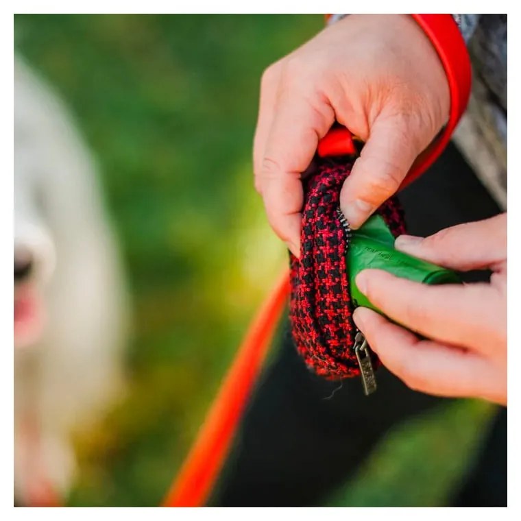 Saszetka na worki na odchody Houndstooth Red/Black – P.L.A.Y.